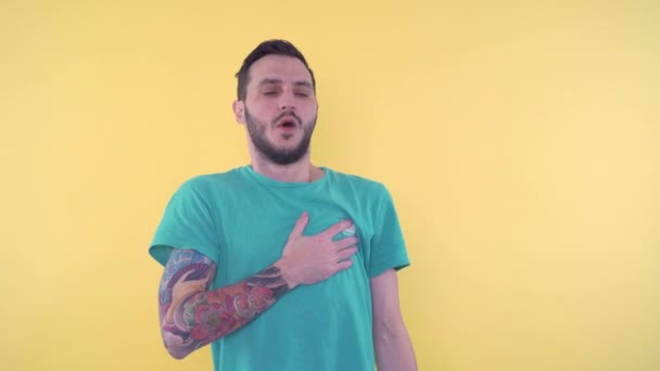 Jongeman heeft een hartaanval, houdt de borst vast en heeft moeite met ademhalen  - Video