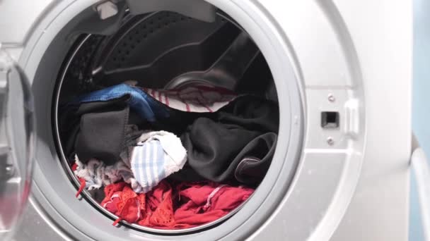  ruhák közelítése mosógépben. - Felvétel, videó