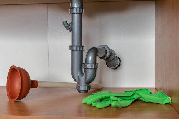 一般的な家庭排水問題の解決、症状解決閉塞配管キッチンシンクパイプアンクログプランジャー排水修復 - 写真・画像