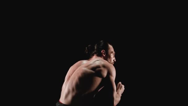Muskelprotz übt sich im Schattenboxen - Filmmaterial, Video