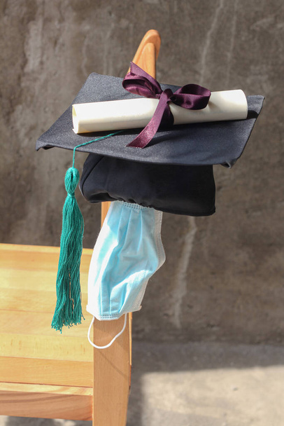 Végzős kalap és diploma orvosi maszkkal  - Fotó, kép