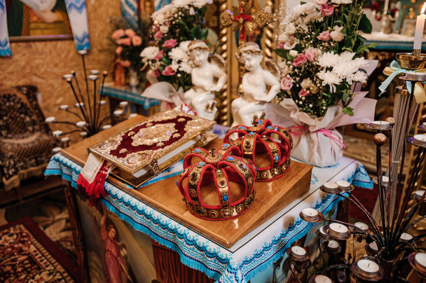 Традиційні весільні корони в церкві. Весільна корона в церкві готова до весільної церемонії
 - Фото, зображення