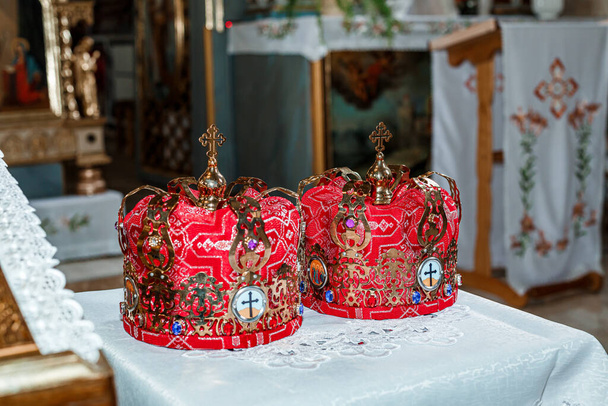 Традиционные свадебные короны в церкви. Свадебная корона в церкви готова к брачной церемонии - Фото, изображение