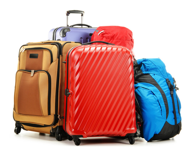 koffers en rugzakken geïsoleerd op wit - Foto, afbeelding