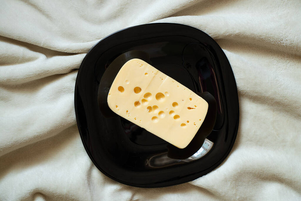 кусок жесткого сыра на изолированном белом фоне мяты закрыть - Фото, изображение