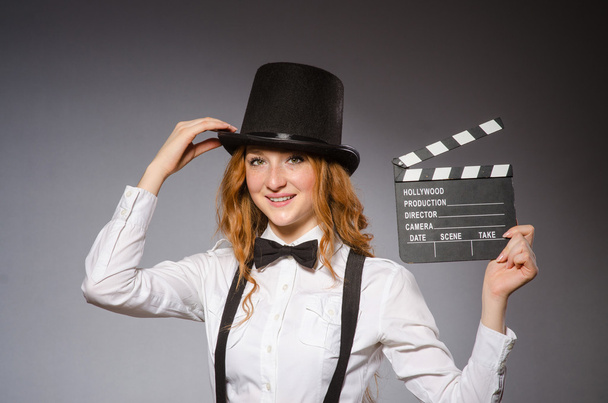 Fiatal nő filmtáblával - Fotó, kép