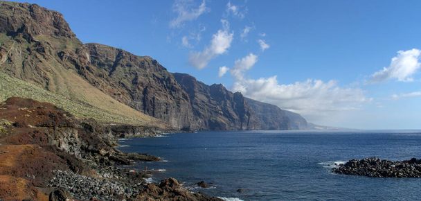 Tenerife adasının güneyindeki Cape Teno 'dan devlerin panoramik manzarası (Çevirisi: Los Cliffs of the Giants). Büyük yükseklik ve güzelliğin kayalık uçurumu, Kanarya Adaları, İspanya. - Fotoğraf, Görsel