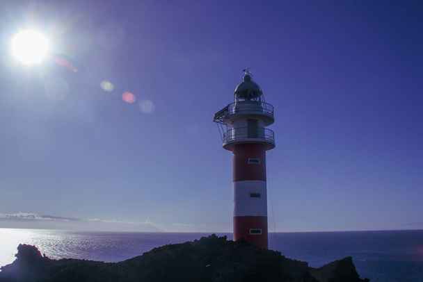 テネリフェ島に1893年に建てられたテノ岬灯台。背景に大西洋と島の南西に位置灯台. - 写真・画像