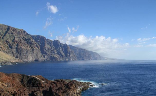 Panoramatická krajina obrů (Překlad: Los Cliffs of the Giants) z mysu Teno na jihu ostrova Tenerife. Skalnatá propast velké výšky a krásy, Kanárské ostrovy, Španělsko. - Fotografie, Obrázek