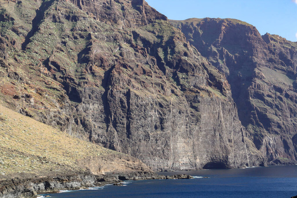 Vista del muro del Acantilado Los Gigantes desde el cabo de Teno, en el sur de la isla de Tenerife. Acantilado rocoso de gran altura y belleza, Islas Canarias, España. - Foto, Imagen