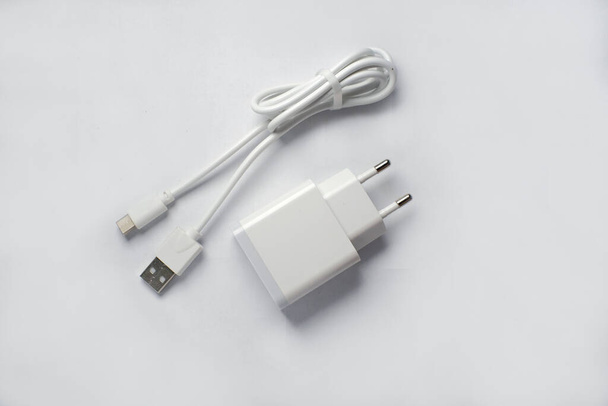 Ladegerät Stromversorgung Smartphone mit Kabelanschluss micro usb auf festem weißem Hintergrund - Foto, Bild