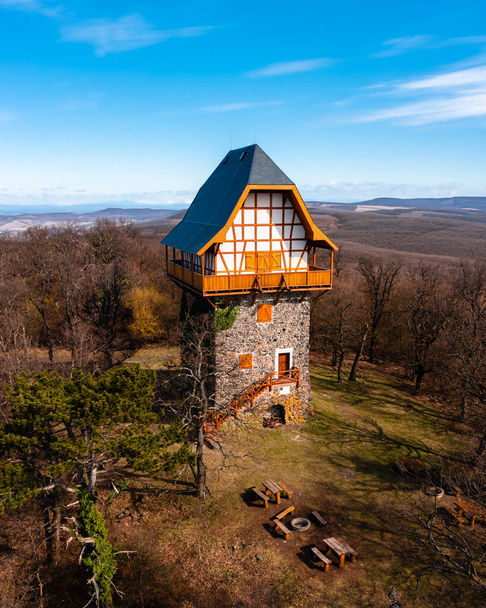Bujak, Hungría - Vista aérea de la famosa torre de observación de Sasberc, que es el punto más alto de la montaña Cserhat. Nombre húngaro es Sasberci kilato. - Foto, Imagen