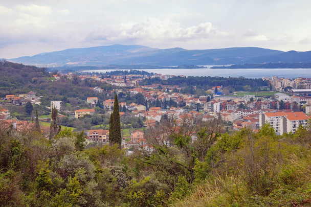 Прекрасный весенний средиземноморский пейзаж в облачный день. Вид на город Тиват, Черногория - Фото, изображение