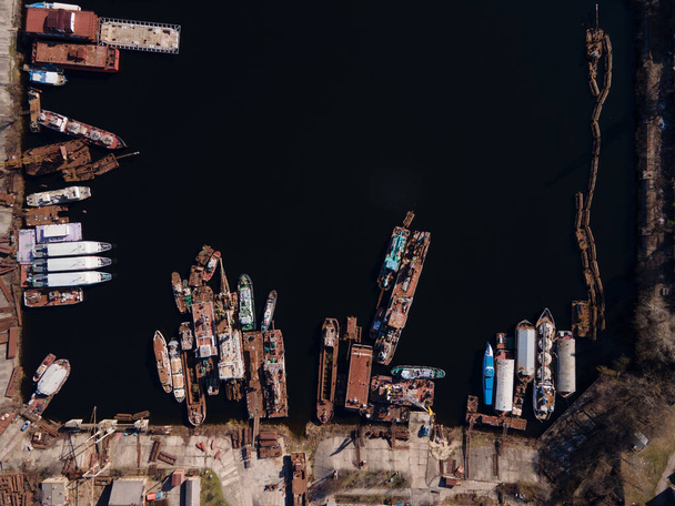 Letecký pohled na zakotvené staré čluny a lodě v říčním přístavu - Fotografie, Obrázek