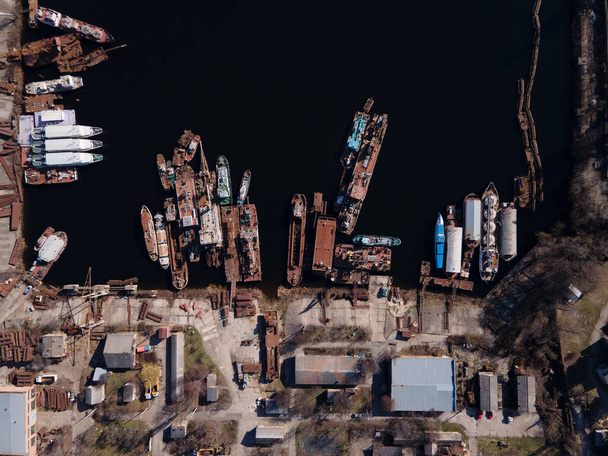 Vista aérea das antigas barcaças e navios atracados no porto fluvial - Foto, Imagem