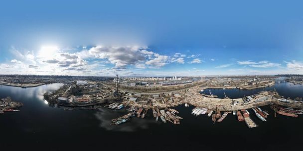 Vista aérea esférica de 360 graus de velhas barcaças e navios atracados no porto fluvial - Foto, Imagem