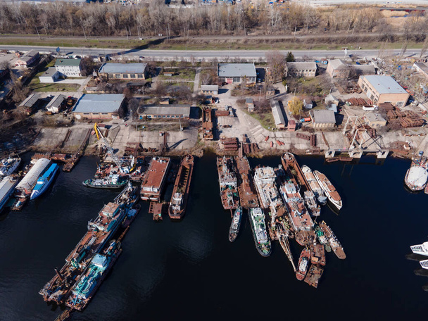 Vista aérea das antigas barcaças e navios atracados no porto fluvial - Foto, Imagem