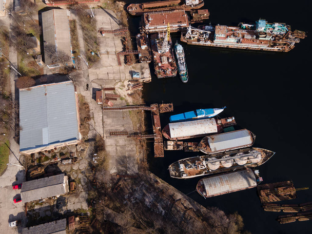 Vista aérea de viejas barcazas amarradas y barcos en el puerto fluvial - Foto, Imagen