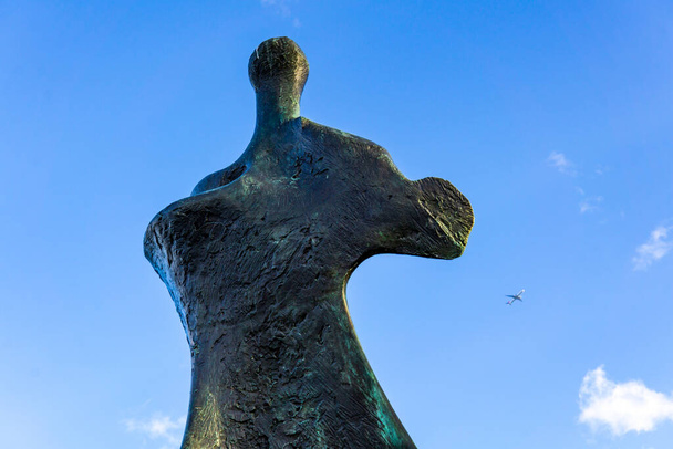 LONDRES - Reino Unido 19 de febrero de 2021. 'Large Standing Figure; Knife Edge' es una escultura de 29 '6 "(9 metros) de altura de Henry Moore que muestra su fascinación por los huesos; Greenwich Park. - Foto, imagen