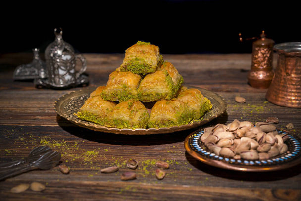 Sobremesa tradicional do Ramadã turco - baklava com pistache (turco: fistikli baklava). Eid mubarak. Bayrami Ramazan. Ramadã Kareem. - Foto, Imagem