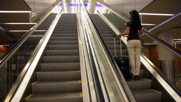 Rolltreppen im internationalen Flughafen - Filmmaterial, Video