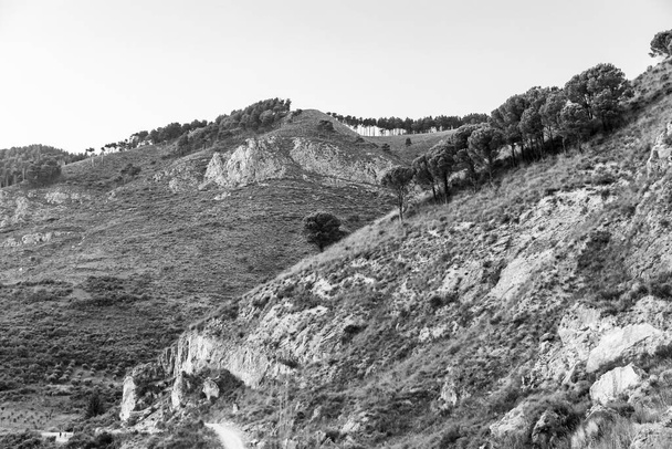 Tipikus szicíliai táj a Nebrodi parkban a Catafurco vízesések közelében - Fotó, kép