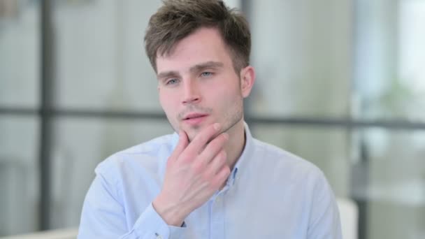 Portré a Pensive Young Man gondolkodás  - Felvétel, videó