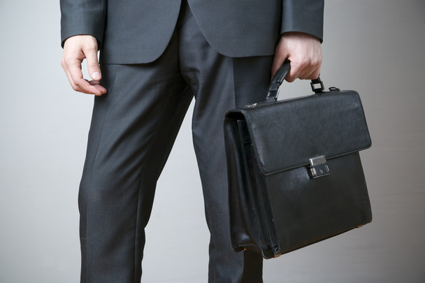 Businessman with briefcase in hand - Foto, afbeelding