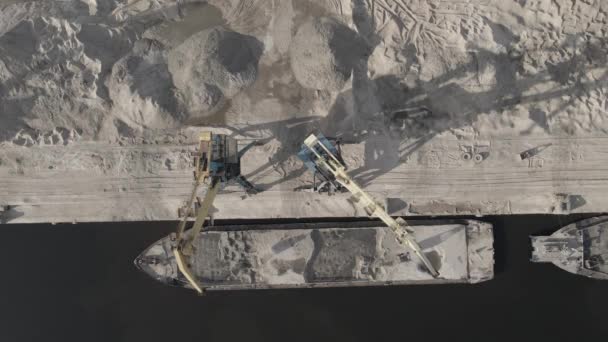 Luchtfoto van de rivierladingkraan voor het laden van zand op een schip - Video