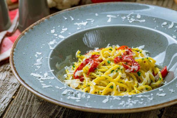 yummy spaghetti Oli Olio with red peppers - Foto, imagen