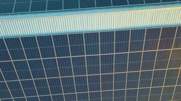 Niebieskie fotowoltaiczne panele słoneczne zamontowane na dachu budynku do produkcji czystej ekologicznej energii elektrycznej. Koncepcja produkcji energii odnawialnej. - Materiał filmowy, wideo