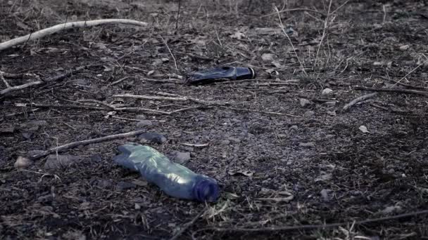 Ρύπανση σκουπίδια, ιατρική μάσκα στο δάσος του περιβάλλοντος. Σκουπίδια πλαστικά απόβλητα σε δασικές εκτάσεις. Κενά χρησιμοποιημένα βρώμικα μπουκάλια στην έννοια της διατήρησης της φύσης από τη ρύπανση. - Πλάνα, βίντεο