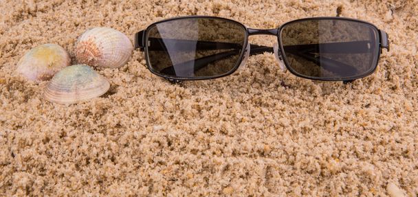 kum üzerinde güneş gözlüğü - Fotoğraf, Görsel