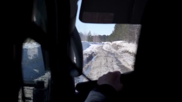 Prowadzenie samochodu w pierwszej osobie. jazda po zimowej drodze lodowej. - Materiał filmowy, wideo