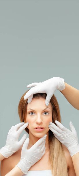 fiatal nő vizsgálata plasztikai sebészek kezét - Fotó, kép