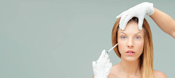 gyönyörű fiatal nő botox injekció szem ráncok - Fotó, kép