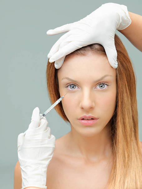 красивая молодая женщина инъекции ботокса глаз морщины - Фото, изображение