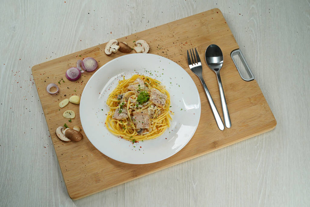 délicieux spaghetti carbonara servi sur table en bois déjeuner dîner - Photo, image