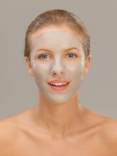 close up beleza retrato de bela mulher loira com uma máscara de lama facial em sua pele, sorrindo - Foto, Imagem