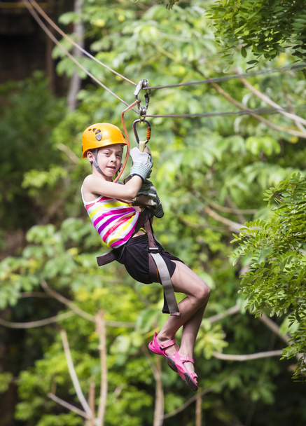 genç kız ormanda zipline - Fotoğraf, Görsel