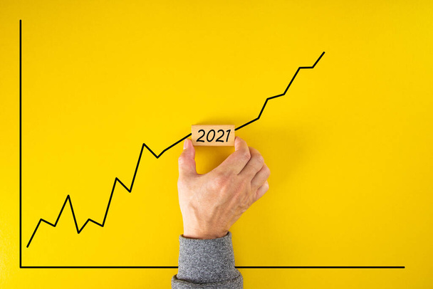 Statistický finanční graf předpovídá hospodářský růst v roce 2021 po globální pandemii koronaviru v roce 2020. - Fotografie, Obrázek
