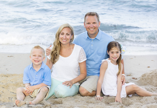 Beau portrait de famille à la plage
 - Photo, image