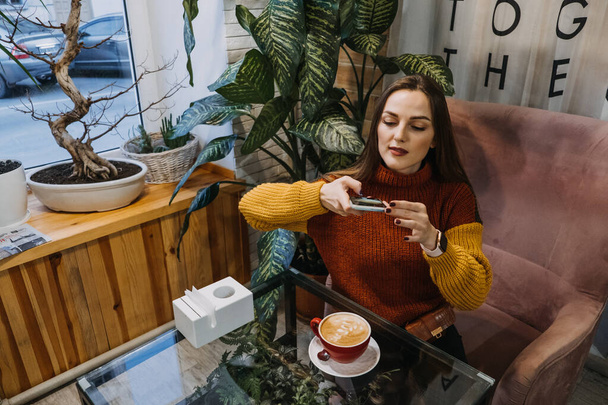 Support small businesses, food drink e-commerce concept. Small Businesses Need Support, Shop Local. The cafe owner takes pictures of coffee and food for online retail. - Fotoğraf, Görsel