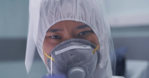Aasialainen lääkäri ottaa pois naamio ja kasvot kilpi - Materiaali, video