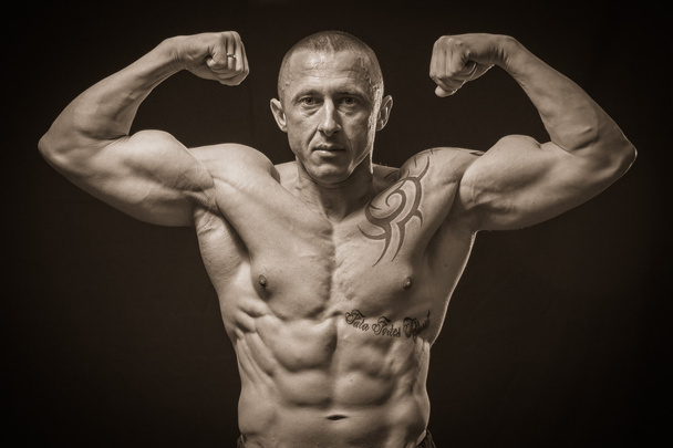 Homem musculoso com tatuagens
 - Foto, Imagem