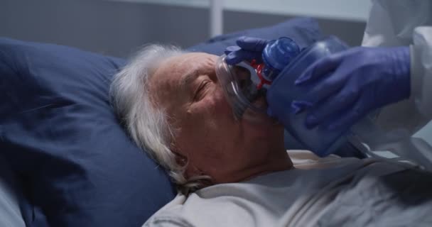 Crop doctor aiutare l'uomo anziano a respirare - Filmati, video
