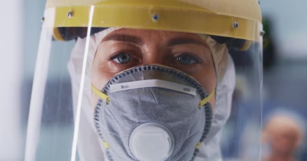 顔シールドの排出医療従事者 - 映像、動画