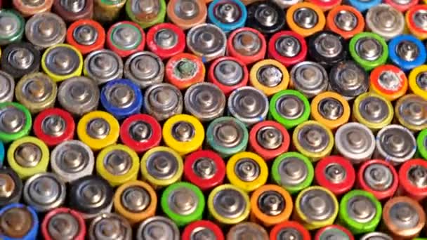 Gebrauchte Batterien, Müll, hohes Risiko für die Umwelt. Hintergrund mit Batterien. - Filmmaterial, Video