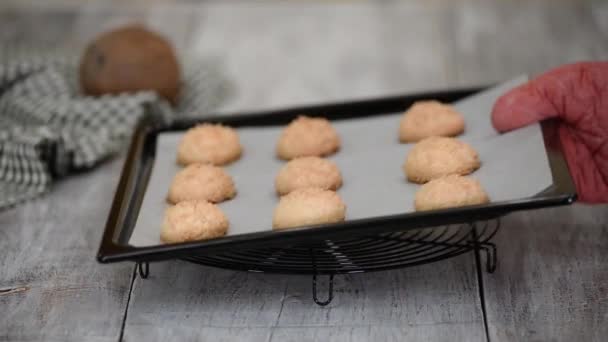 Kokosplätzchen auf einem Backblech aus dem Ofen. Hausbäckerei. - Filmmaterial, Video