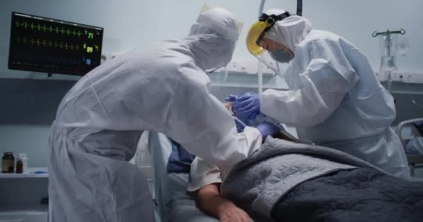 Medici che pompano ossigeno nel paziente anziano - Filmati, video